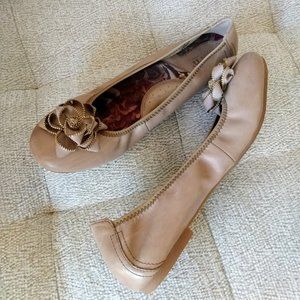 Born Julienne round toe flats 12M natural leather
